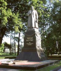 Памятник генералу Ватутину продолжит стоять возле здания Рады в Киеве
