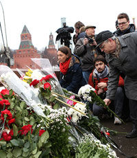 С места убийства Немцова унесли его портреты и свечи