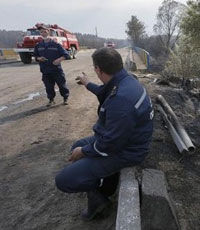 Спасатели прочесывают пожароопасные районы в лесу Чернобыля