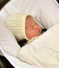 Королева Елизавета II впервые навестила свою новорожденную правнучку