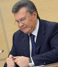 Гройсмана просят обнародовать закон о лишении Януковича звания Президента