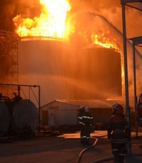 Шесть спасателей госпитализированы из горящей нефтебазы под Киевом