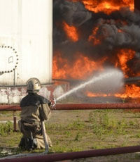 Спасатели завершили пенную атаку одного из резервуаров на нефтебазе под Киевом, продолжают гореть два