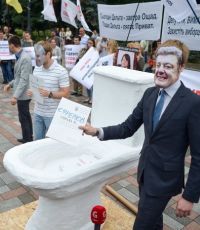 В Киеве активисты принесли к Раде "трехметровый унитаз Порошенко"