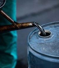 Нефть Brent упала ниже $55 за баррель впервые с января