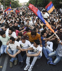 Демонстранты в центре Еревана продолжают требовать отмены повышения энерготарифов