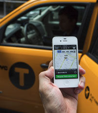 Французские таксисты бастуют против приложения Uber