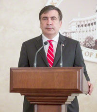 Саакашвили обвинил Яценюка в принятии решений в пользу олигархов