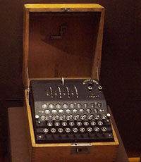 На аукционе продали знаменитую шифровальную машинку Enigma
