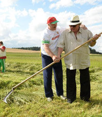 Лукашенко научил Депардье косить траву