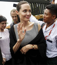 Джоли встретилась с сирийскими беженцами