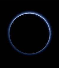 Над Плутоном обнаружили голубое небо
