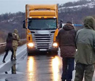 Украинские перевозчики требуют побыстрее урегулировать ситуацию с транзитом грузов в РФ