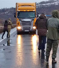 «Правый сектор» начал блокаду российских фур в Закарпатье