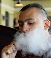Власти США запретили продажу электронных сигарет людям моложе 18 лет