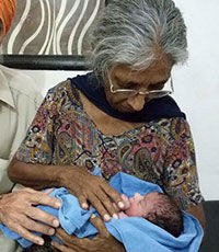 В Индии 70-летняя женщина впервые стала матерью