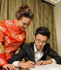 Китайские молодожены посвятили первую брачную ночь переписыванию конституции