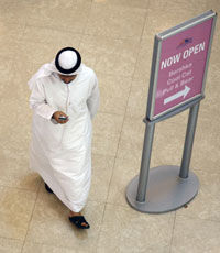 ОАЭ рекомендовали мужчинам не носить традиционную одежду за границей
