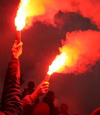 В Киеве неизвестные в масках забросали файерами здание Россотрудничества