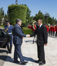 Порошенко: Киев признает Нагорный Карабах частью Азербайджана