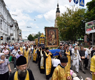 Участники крестного хода на автобусах прибывают к Украинскому дому в Киеве