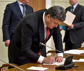 Порошенко подписал евроинтеграционный закон о паспортах