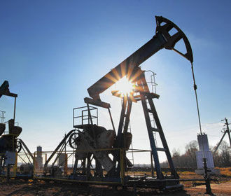 Цена нефти Brent упала ниже 43 долларов впервые с апреля