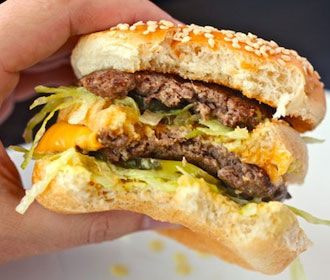 McDonald’s дал американке 10-долларовую подарочную карту за червя в гамбургере