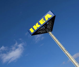 IKEA предложила Канье Уэсту сделать шестиместную кровать