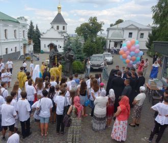 В Киево-Печерской лавре дети из прифронтовой зоны запустили в небо ангелов Мира, Любви и Доброты