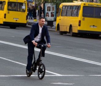 Кличко приехал голосовать на велосипеде
