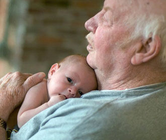 Внуки могут спасти пожилых людей от деменции