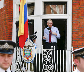 Ассанж выезжает из посольства Эквадора - Bloomberg