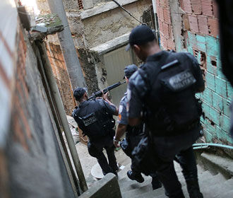 Бразилец 20 лет держал в подвале сына