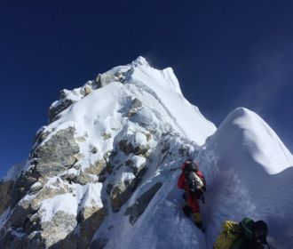 Установлен рекорд по восхождению на Эверест