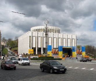 В Киеве с Украинского дома демонтируют барельеф с изображением "строителей коммунизма"