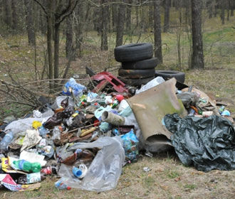 На пастбище под Хмельницким тайно свезли уже 20 тонн львовского мусора