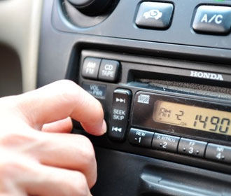 Названы опаснейшие песни для прослушивания в авто