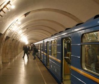 В метро Киева начали наносить разметку для соблюдения дистанции в 1,5 метра