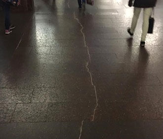 В Киеве платформа станции метро треснула пополам