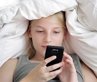 Почти половина украинских детей 8-11 лет засыпают со смартфоном
