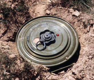 ЛНР заявила о подрыве силовиков на мине у линии соприкосновения в Донбассе
