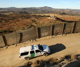 В США 56% респондентов выступили против строительства стены на границе с Мексикой