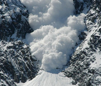 Туристов накрыло мощной лавиной в Альпах