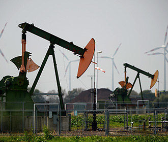 Цена на нефть торгуется ниже 80 долларов