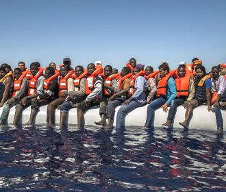 В Средиземном море мигранты захватили спасшее их грузовое судно