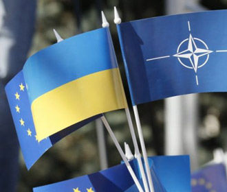 Закон о закреплении в Конституции курса на ЕС и НАТО официально опубликовали