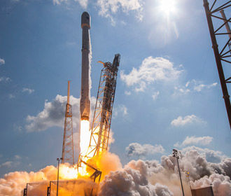 SpaceX доставила на орбиту 60 спутников для раздачи «всемирного интернета»