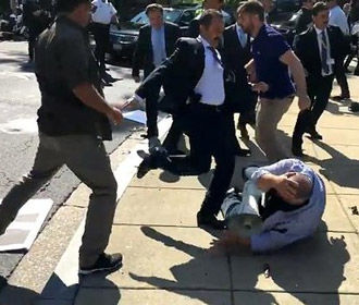 В США выдали ордеры на арест охранников Эрдогана за драку с демонстрантами