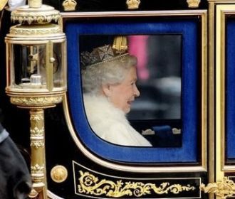 Королева Елизавета в 93 года села за руль авто